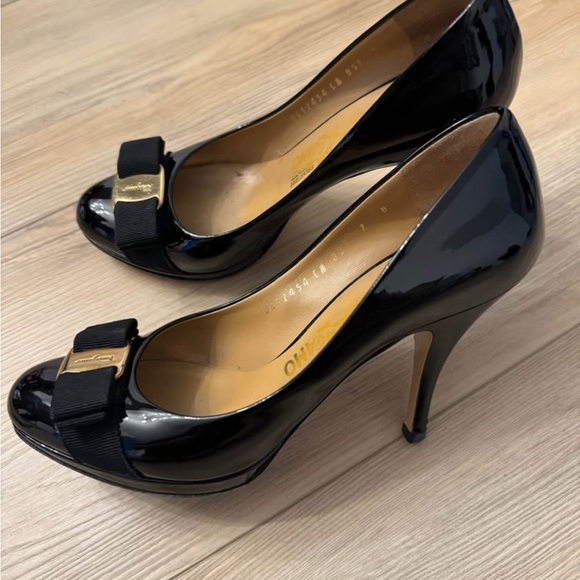 Salvatore Ferragamo Black Patent Pumps with Grosgrain Bow and Gold Plaque - Picture 2 of 6